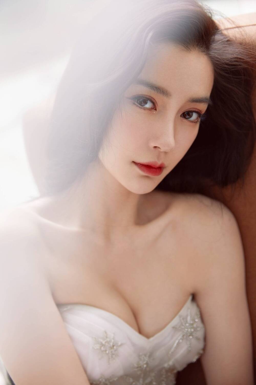 Ngôi sao - Angelababy khoe vòng một gợi cảm, Chương Tử Di 38 tuổi đóng gái 15 (Hình 2).