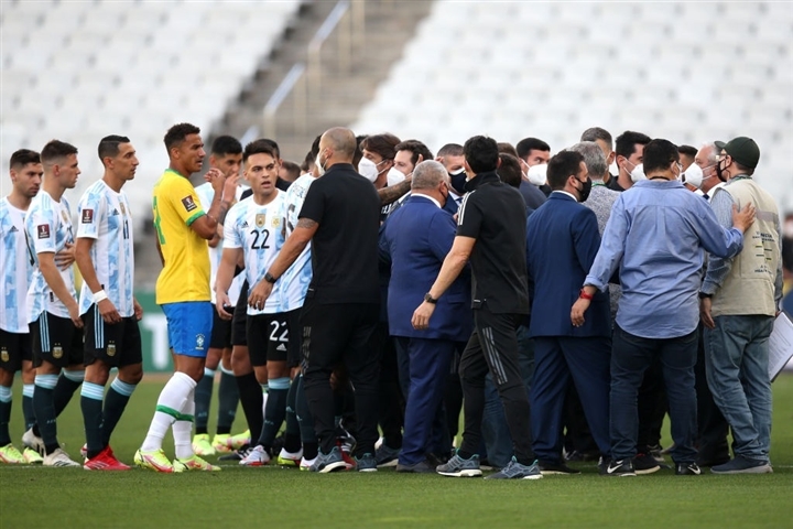 Văn hoá - Trận Brazil-Argentina bị dừng đột ngột, chủ nhà có thể sẽ bị xử thua 0-3