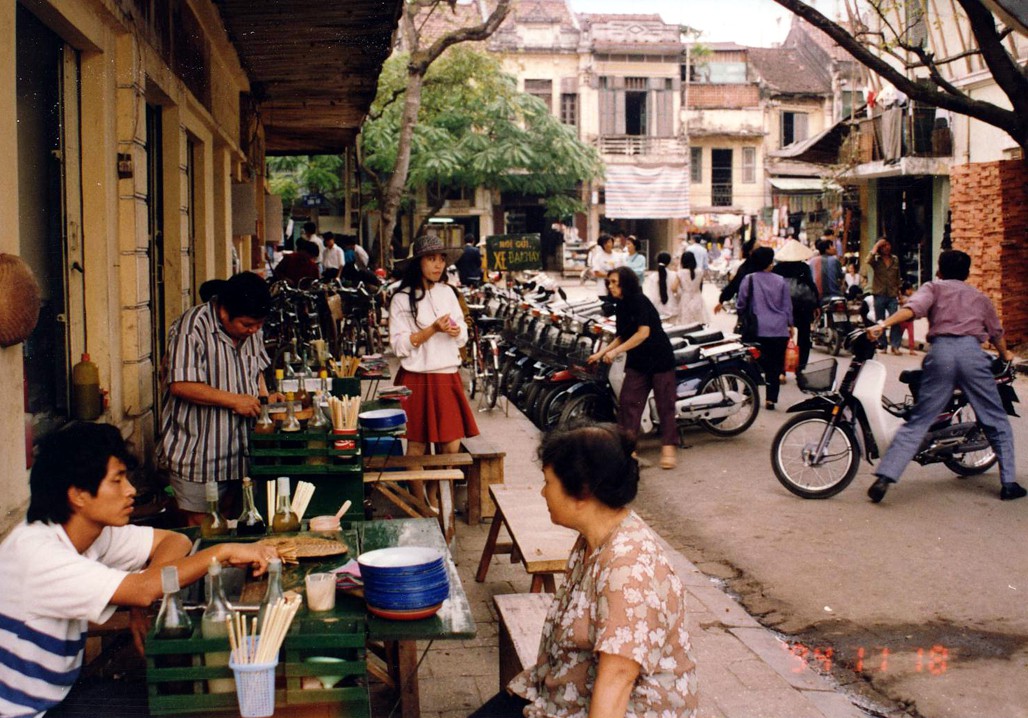 Văn hoá - Loạt ảnh mộc mạc không thể không xem về Hà Nội năm 1994 (Hình 20).