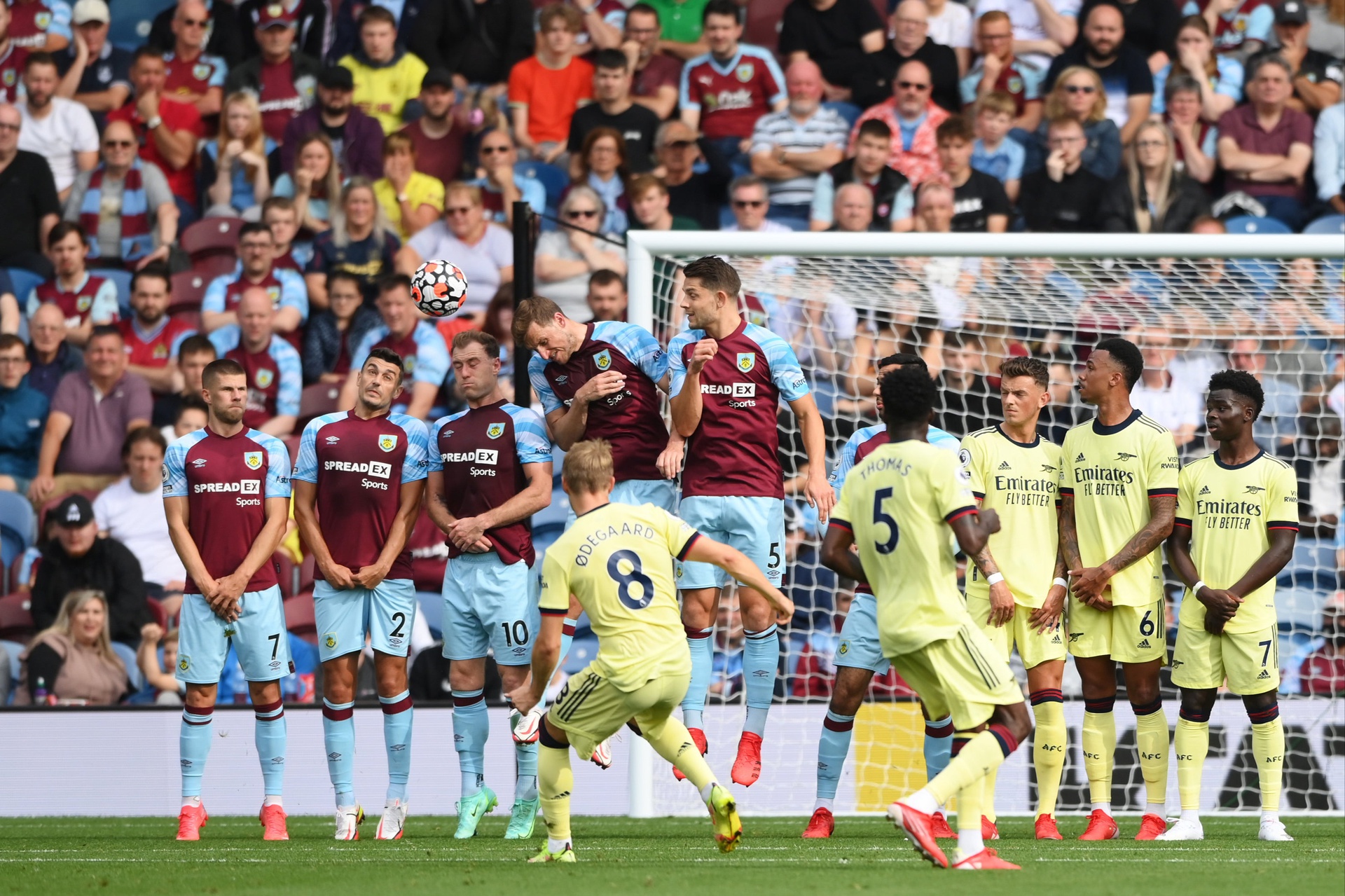 Văn hoá - Xảy ra ẩu đả giữa CĐV Arsenal và Burnley sau trận đấu