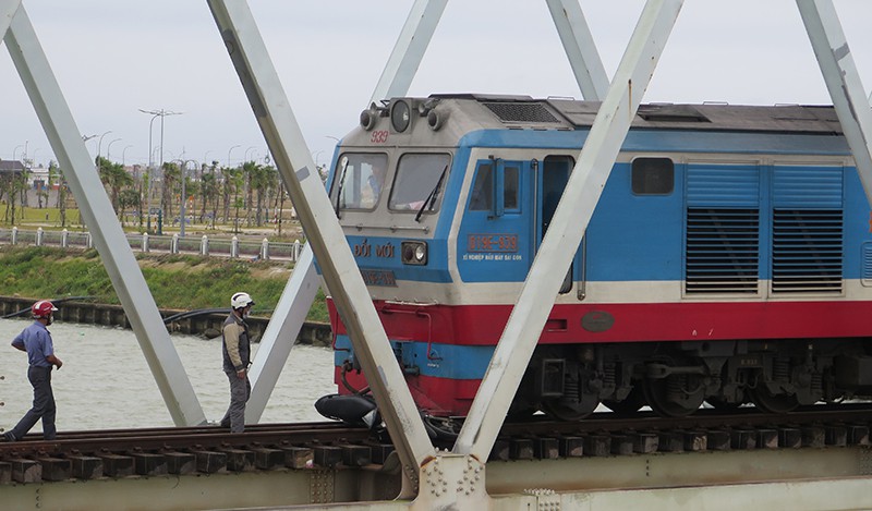 Dân sinh - Phú Yên: Băng qua đường sắt, người đàn ông bị tàu hỏa hất văng