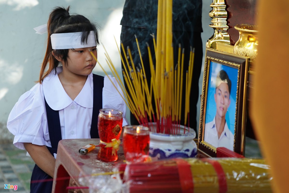 Văn hoá - Tang lễ đẫm nước mắt của diễn viên “Gạo nếp gạo tẻ” bị sóng cuốn trôi (Hình 2).