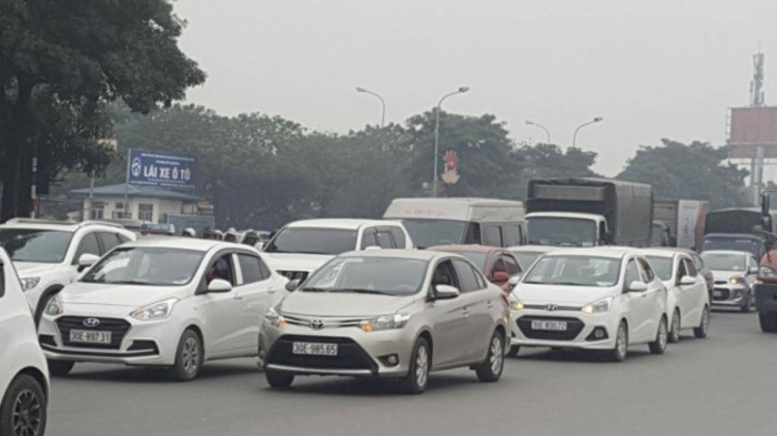 Xã hội - Nhiều hãng taxi truyền thống giảm cước, taxi công nghệ vẫn 'nằm im'