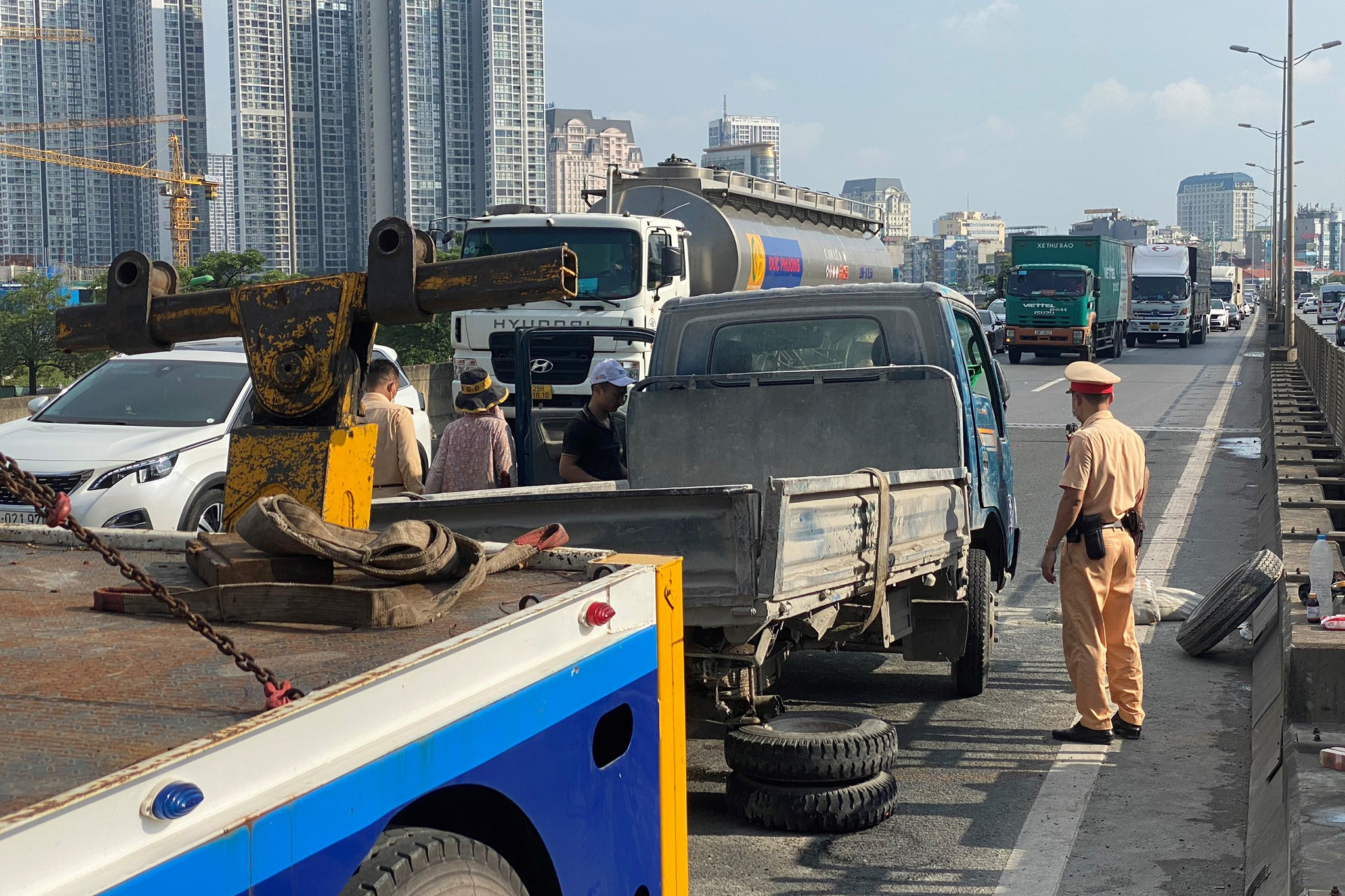 Dân sinh - Xe tải lật trên đường Vành đai 3 trên cao khiến giao thông bị ùn tắc