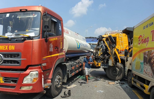 Xã hội - Quảng Nam: 5 xe tải “dính chùm” trên quốc lộ 1A sau tai nạn liên hoàn (Hình 2).