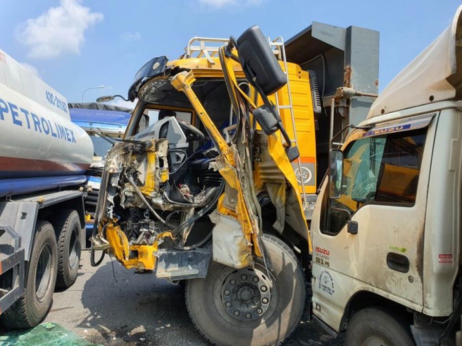 Xã hội - Quảng Nam: 5 xe tải “dính chùm” trên quốc lộ 1A sau tai nạn liên hoàn