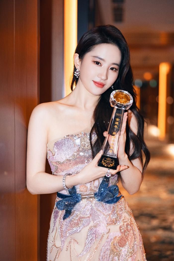 Giải trí - “Chàng trai đặc biệt” của Lưu Diệc Phi bất ngờ lên hotsearch (Hình 2).