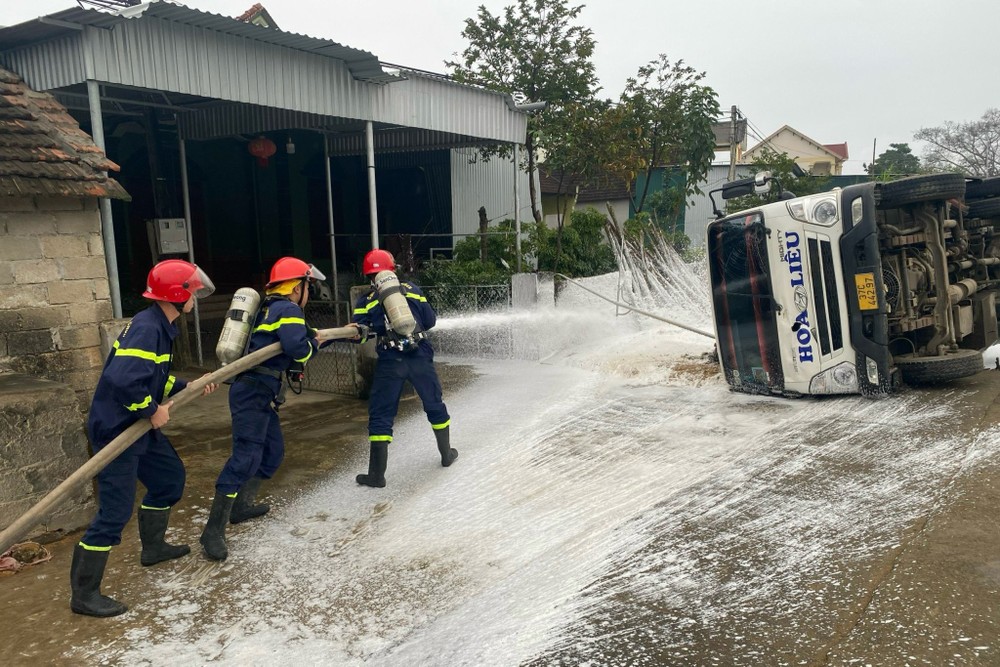 Dân sinh - Nghệ An: Lật xe bồn chở 9 m3 xăng trên quốc lộ (Hình 2).