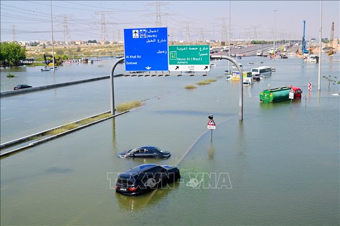 Đời sống -  Giải mã bí ẩn: Bầu trời Dubai bất ngờ chuyển sang màu xanh