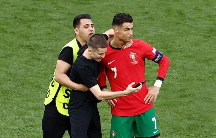 Thể thao - Động thái của UEFA sau khi Ronaldo bị Fan cuồng quấy rối