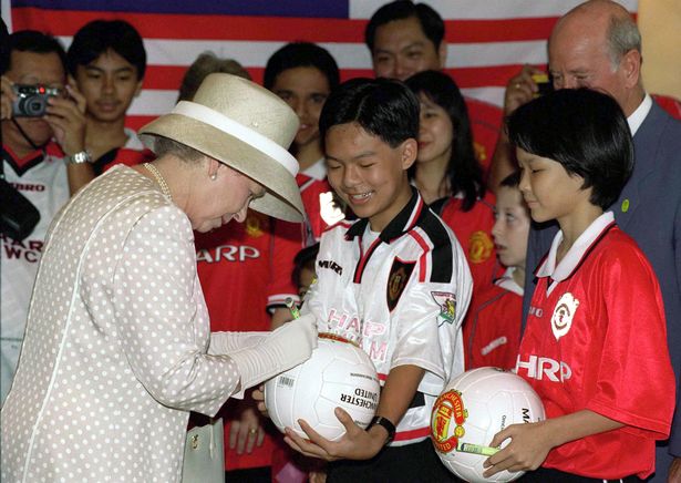 Hậu trường - Tổng thống Putin, Chủ tịch Kim Jong-un, Nữ hoàng Anh thích CLB bóng đá nào? (Hình 2).