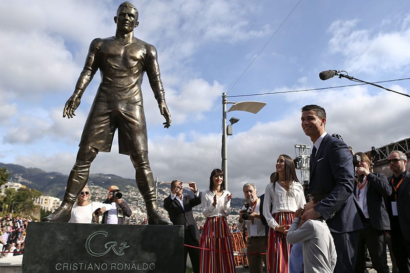 Hậu trường - Tượng Ronaldo hao mòn vì bị fan “sàm sỡ”