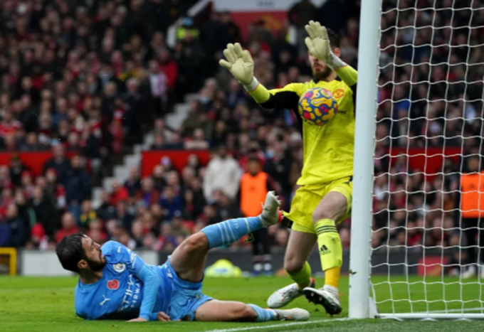 Bóng đá Anh - Roy Keane bó tay trước hàng thủ mơ ngủ của Man United