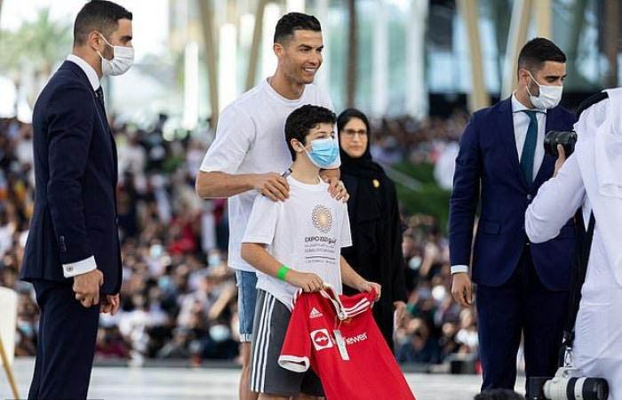 Hậu trường - Ronaldo mặc quần cộc, áo phông đi nhận giải Globe Soccer 2021 (Hình 4).