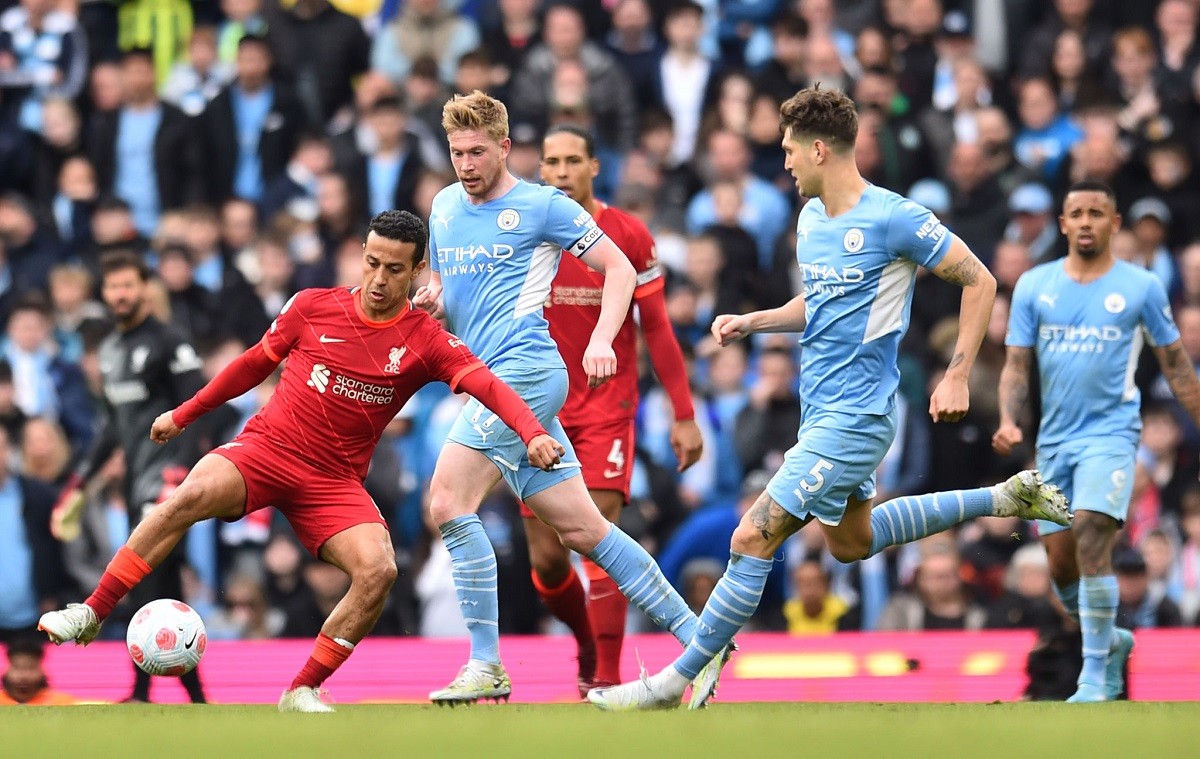 Bóng đá Anh - Nhìn Man City và Liverpool, Gary Neville ngậm ngùi coi MU là “kho điểm