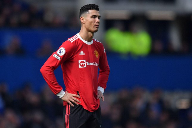 Bóng đá Anh - Man United nhẹ tay với Ronaldo sau vụ ném điện thoại của fan Everton