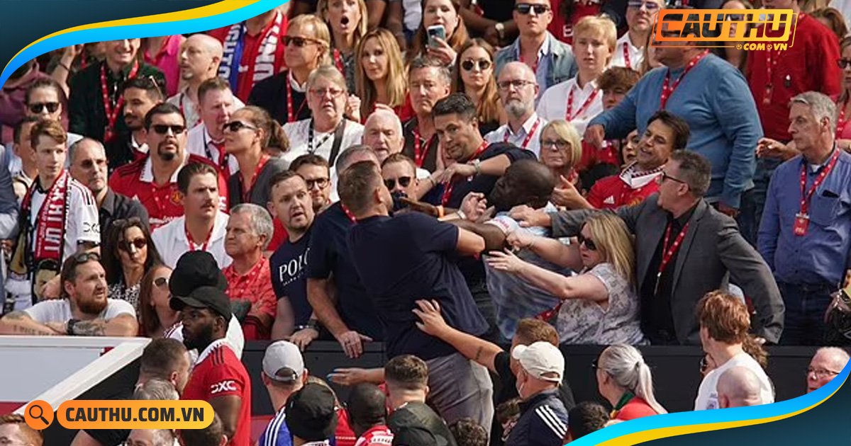 B&oacute;ng đ&aacute; Anh - Fan MU tẩn nhau tại Old Trafford
