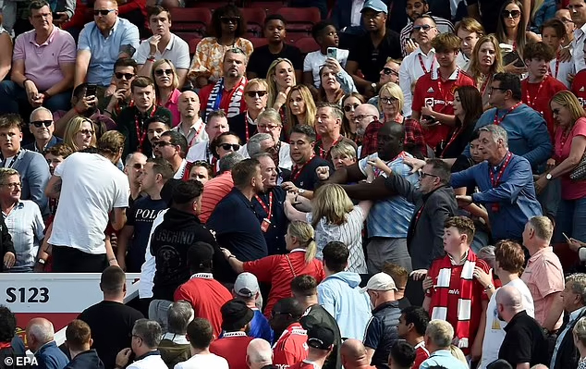 B&oacute;ng đ&aacute; Anh - Fan MU tẩn nhau tại Old Trafford (H&igrave;nh 3).
