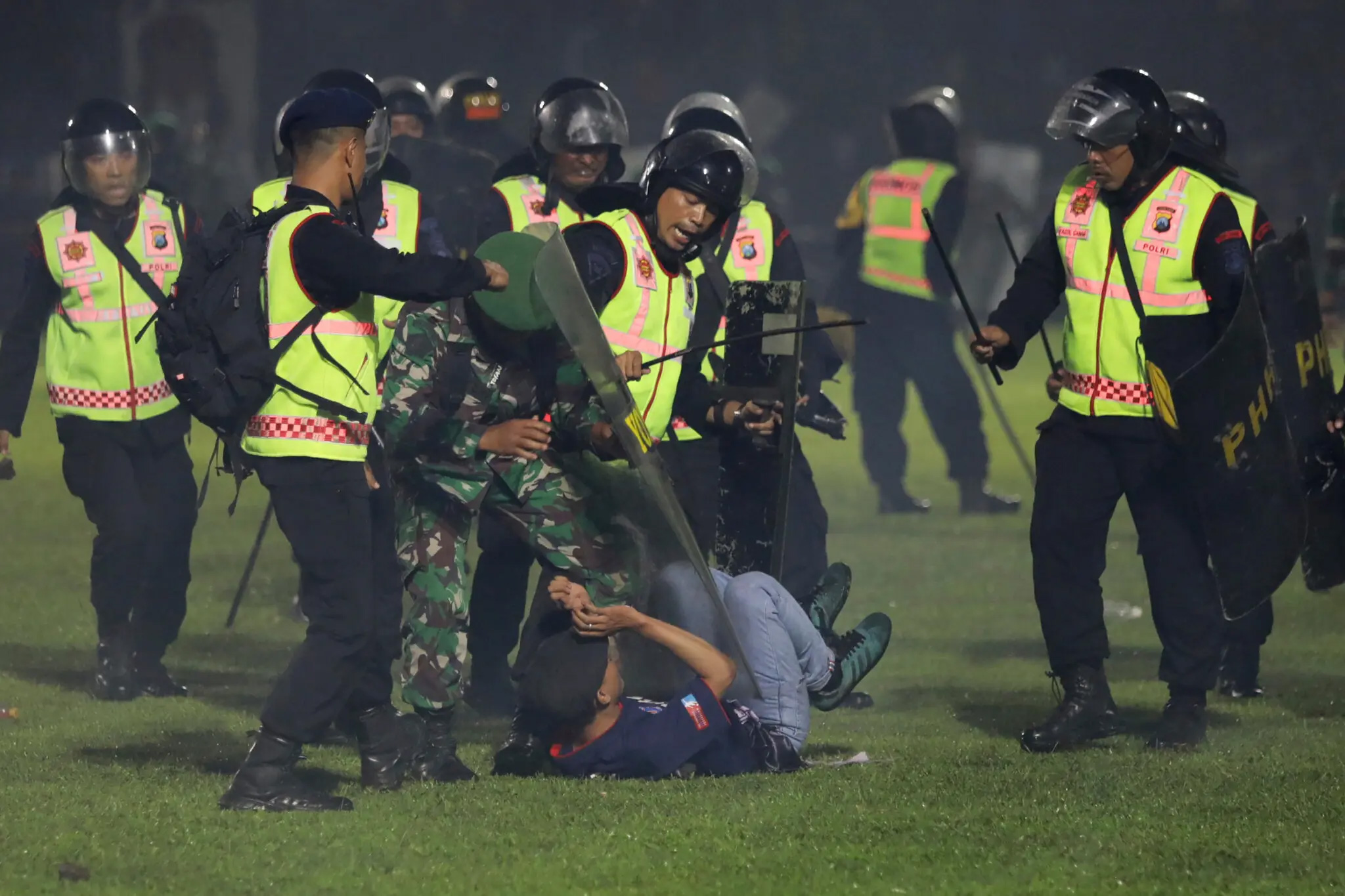 Giải khác - Thảm kịch bóng đá Indonesia: Hơi cay, dùi cui và thực trạng (Hình 3).