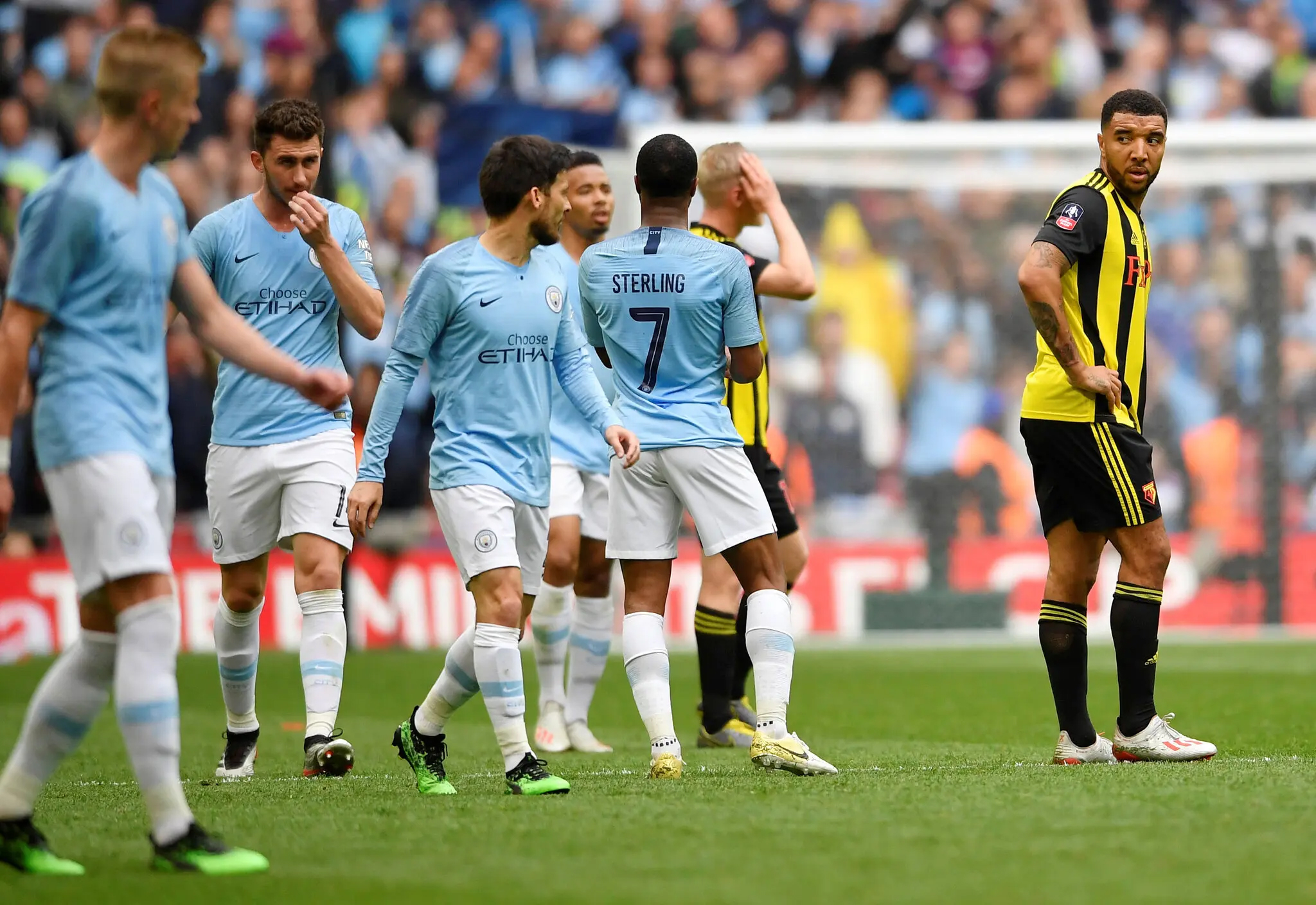 Bóng đá Anh - Premier League và Man City: Đâu phải chuyện đúng nhận, sai cãi!