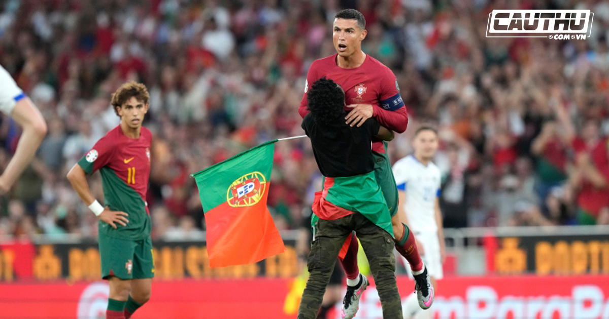 Giải khác - CĐV quỳ gối, bế Ronaldo lên trên cao