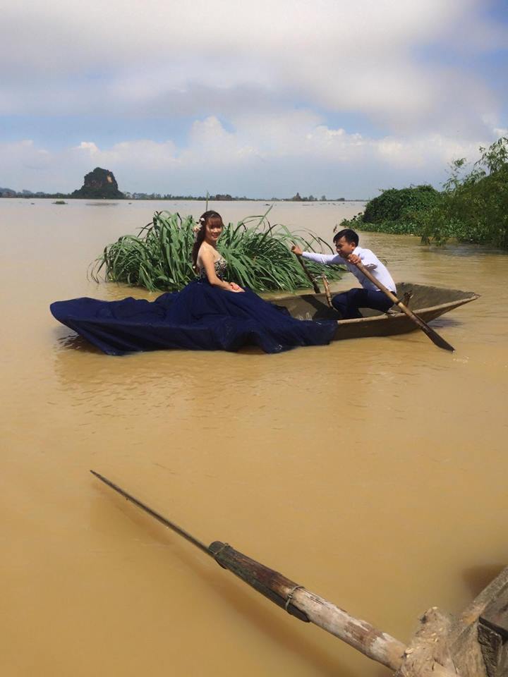 Đời sống - Bộ ảnh cưới “chạy lũ” nhận nhiều 'gạch đá': Cô dâu chú rể lên tiếng (Hình 4).