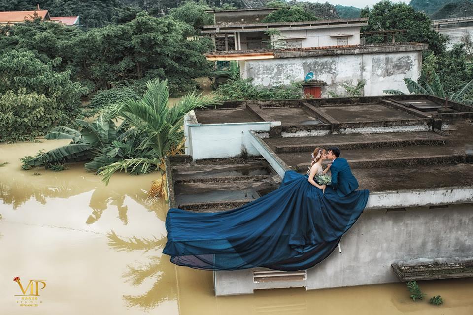 Đời sống - Bộ ảnh cưới “chạy lũ” nhận nhiều 'gạch đá': Cô dâu chú rể lên tiếng (Hình 2).