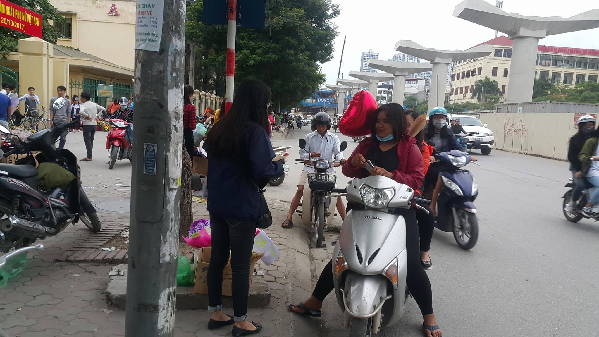 Đời sống - Ngày 20/10: Sinh viên thành chủ cửa hàng hoa “di động” (Hình 4).