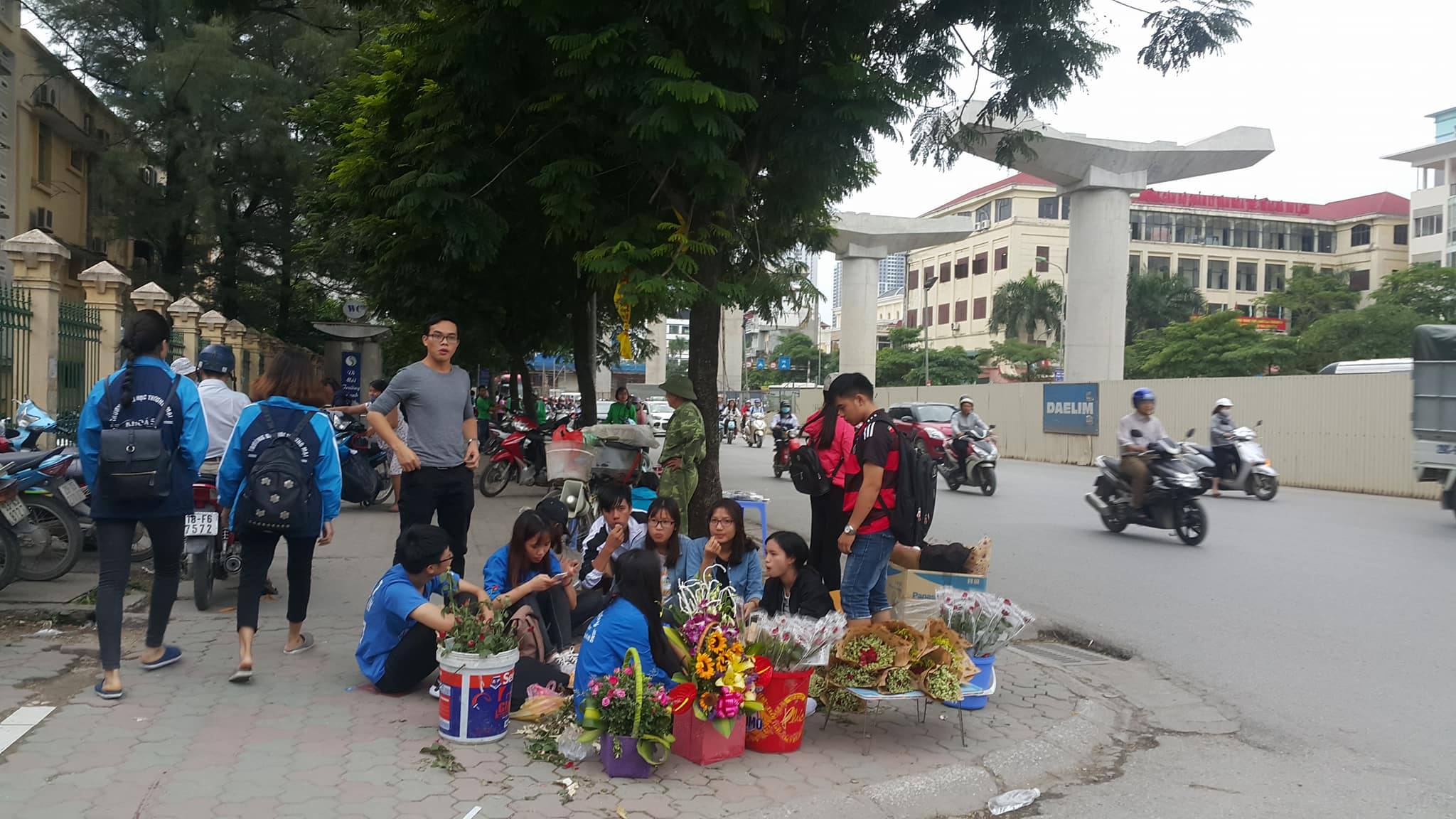 Đời sống - Ngày 20/10: Sinh viên thành chủ cửa hàng hoa “di động” (Hình 5).