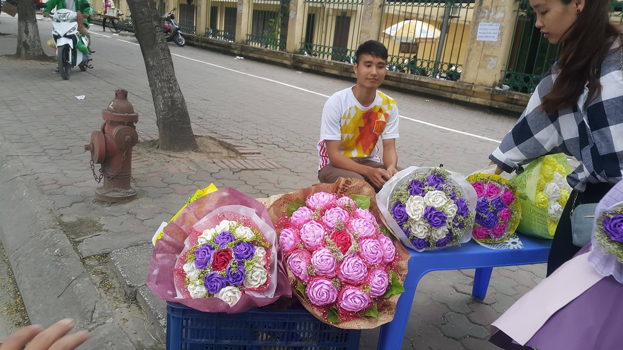 Đời sống - Ngày 20/10: Sinh viên thành chủ cửa hàng hoa “di động” (Hình 6).