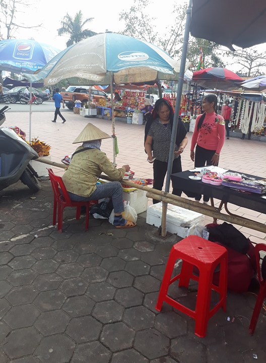 Văn hoá - Đổi tiền lẻ tại đền Trần: Trên loa phát cấm, dưới người không nghe (Hình 2).