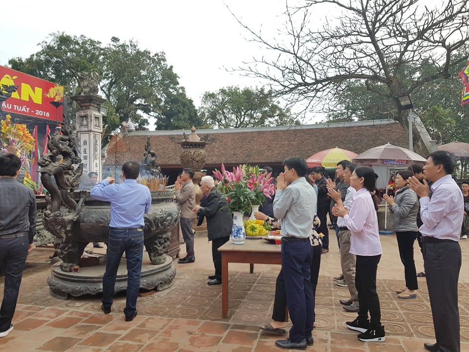 Họ cầu mong một năm may mắn, an lành.