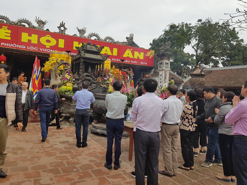 Không khí trang nghiêm, thành kính.