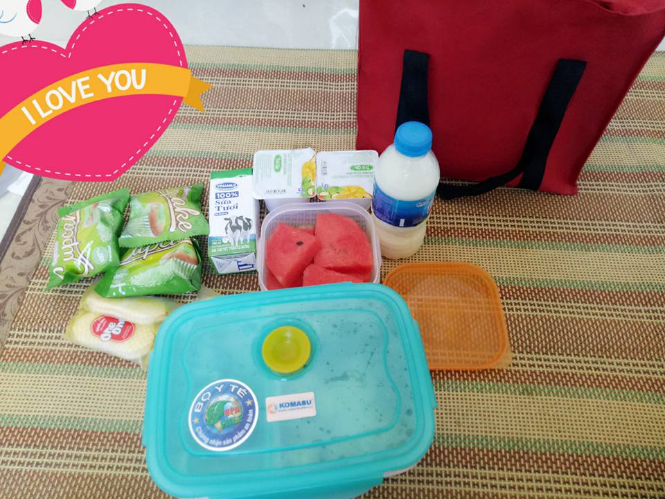 Vợ trẻ kh&ocirc;ng biết nấu ăn khoe được chồng chăm s&oacute;c khiến nhiều người ghen tỵ