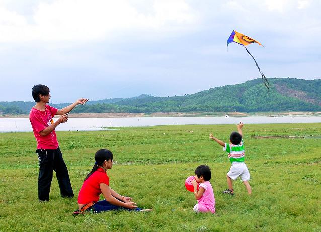 Đầu hè, nhiều phụ huynh loay hoay với “bài toán”: Gửi con ở đâu? (Hình 2).