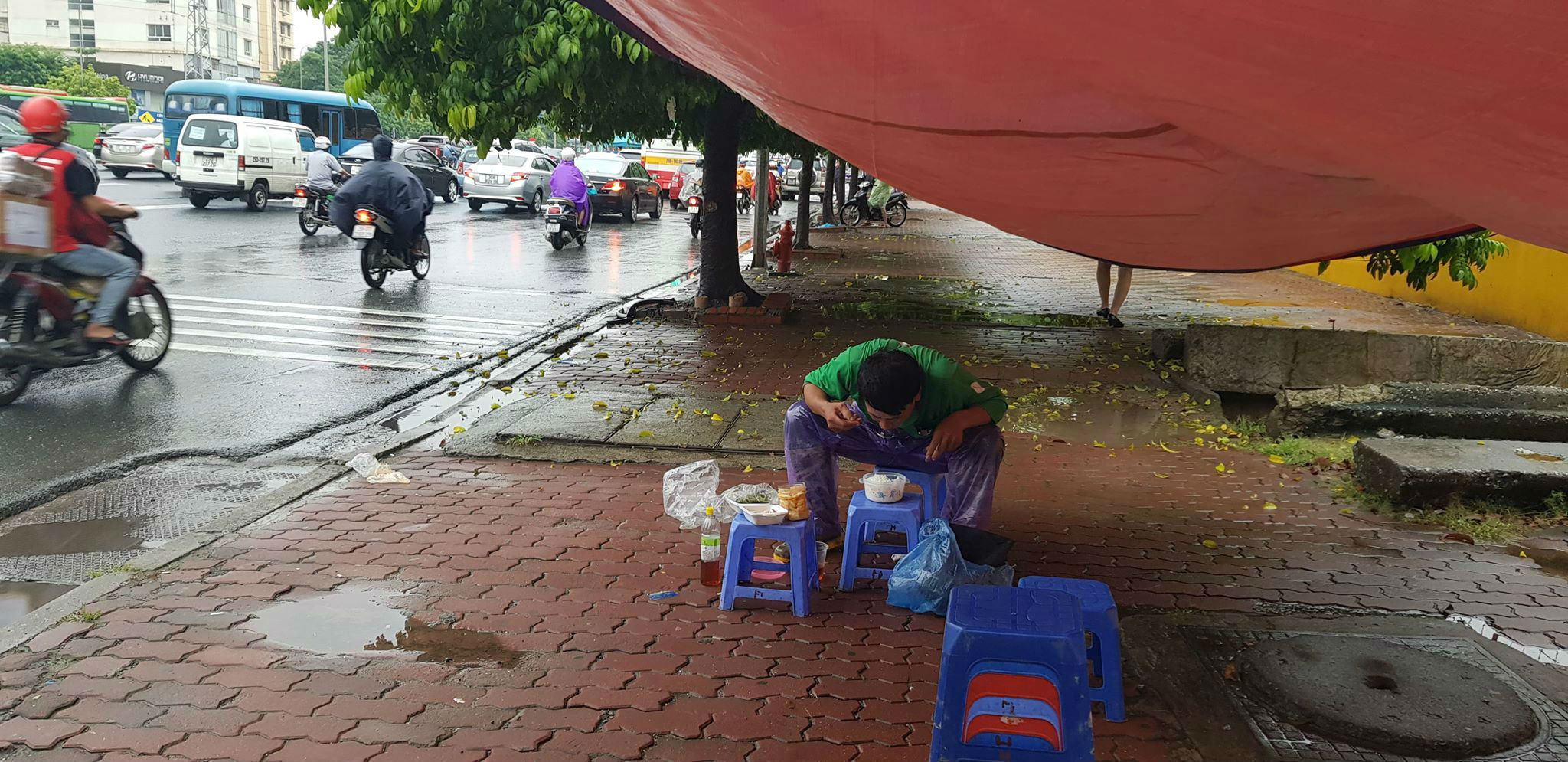 Cộng đồng mạng - Rơi nước mắt bữa cơm trưa v&agrave;o l&uacute;c 17h chiều của t&agrave;i xế xe &ocirc;m Grab giữa Thủ đ&ocirc; (H&igrave;nh 2).