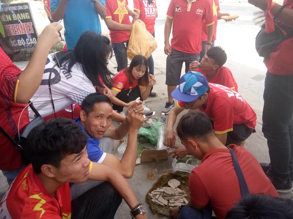 Thể thao - Hành trình đầy gian nan của CĐV để “tiếp lửa” đội tuyển Việt Nam tại AFF Cup 2018