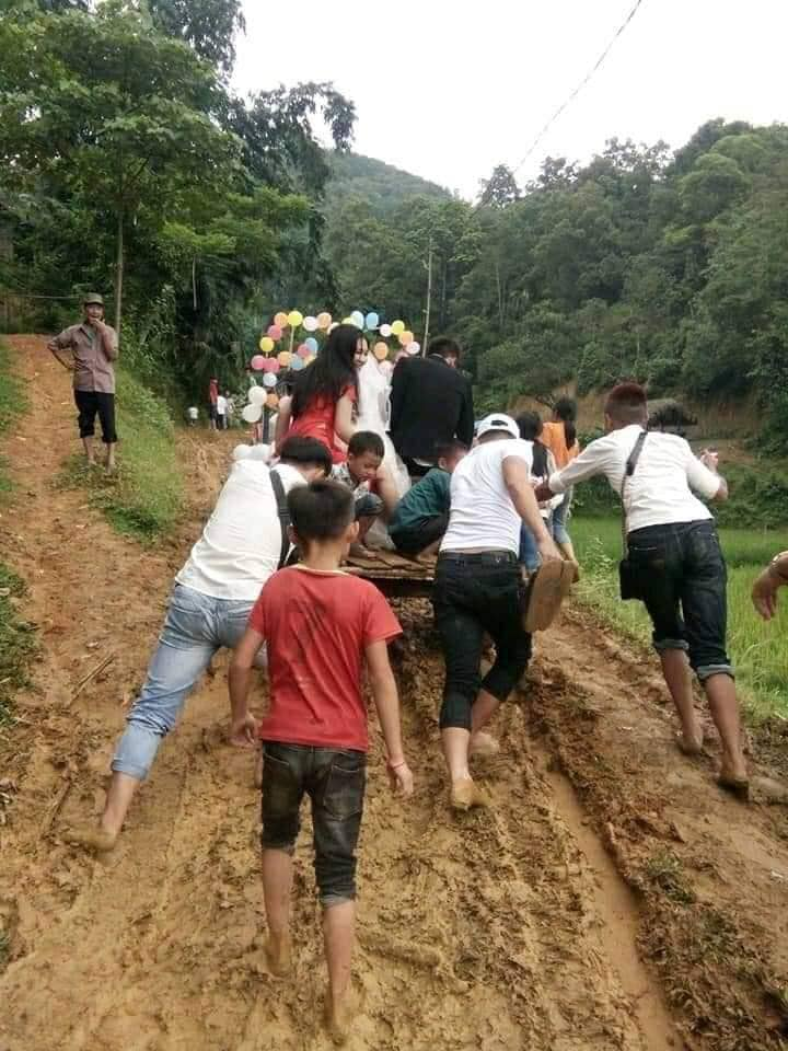 Cộng đồng mạng - 'Phát sốt' với đám cưới rước dâu bằng công nông và phản ứng bất ngờ của người vợ (Hình 2).