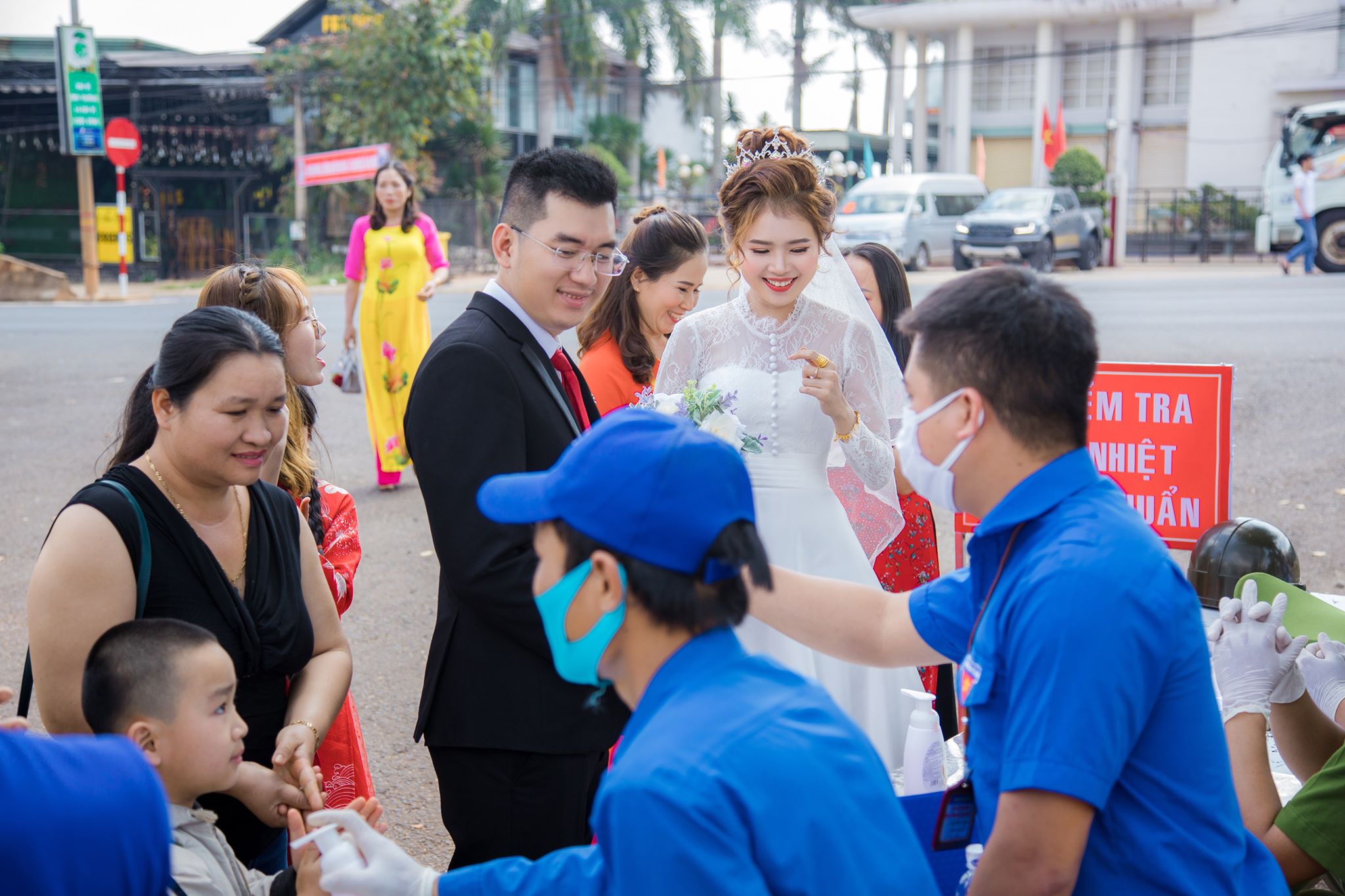 Cộng đồng mạng - Đám cưới mùa dịch: Cô dâu chú rể cùng quan khách đo thân nhiệt trước khi vào tiệc