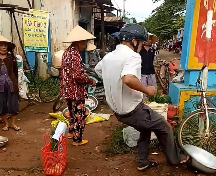 Xã hội - Công an huyện làm việc với Trưởng Công an xã đá thau, đập ghế của dân 