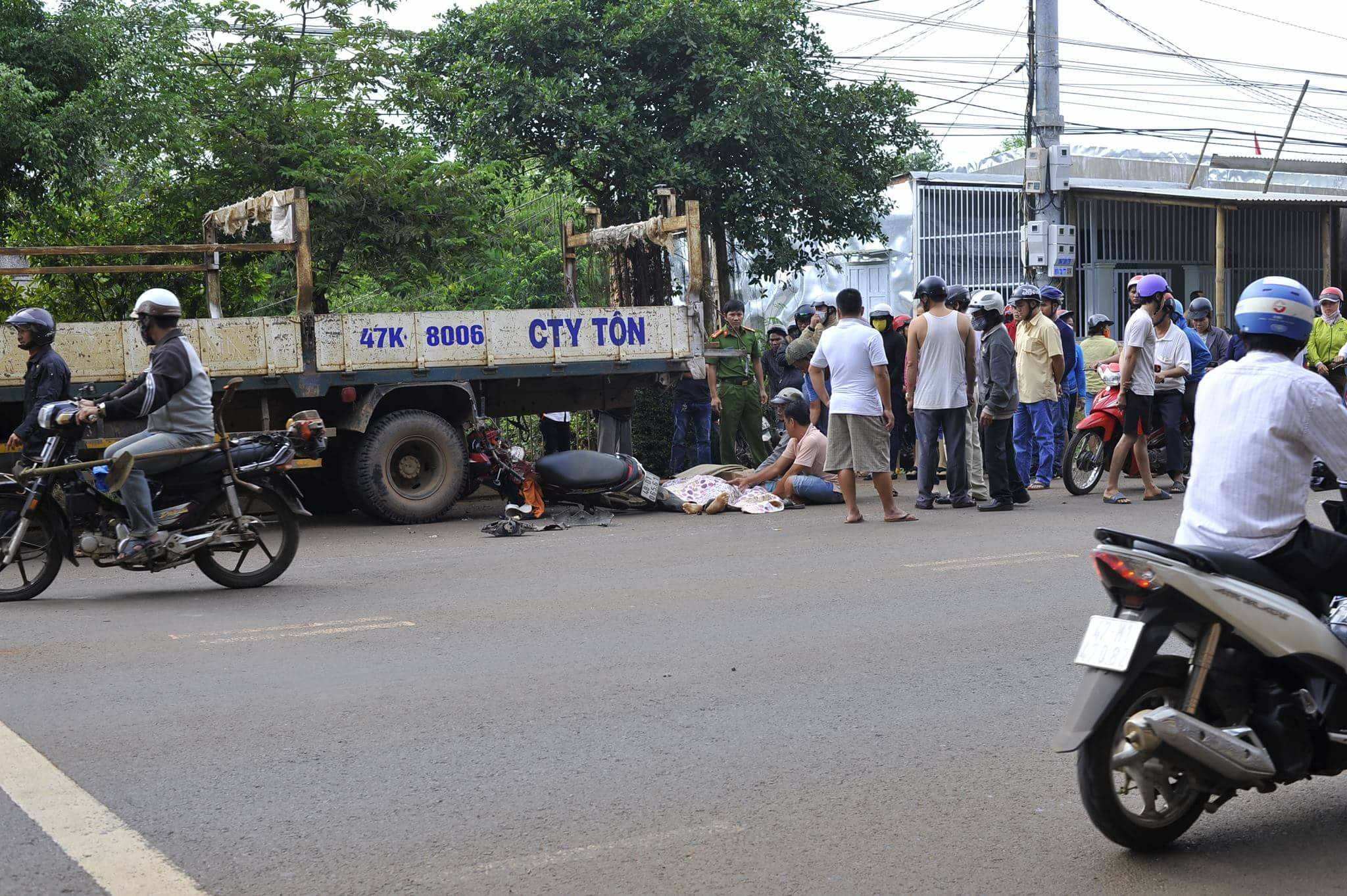 Xã hội - Không làm chủ tốc độ, một người đi mô tô đâm đuôi xe tải tử vong