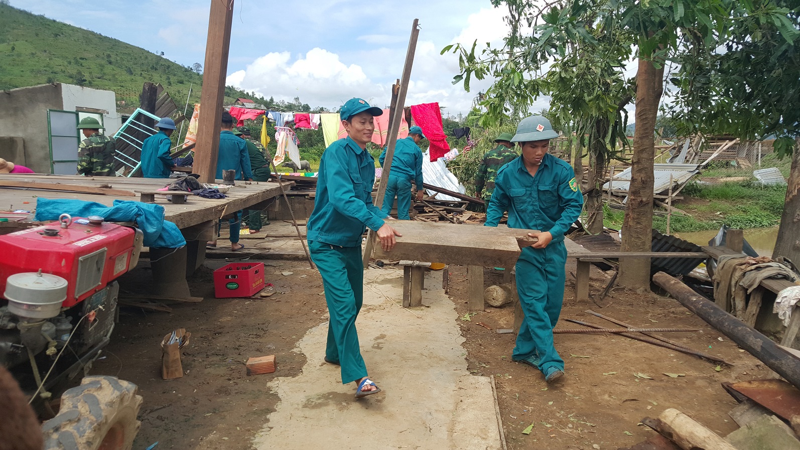 Xã hội - Bão số 12: Ám ảnh khoảnh khắc ôm con chạy khỏi ngôi nhà sắp sập (Hình 6).