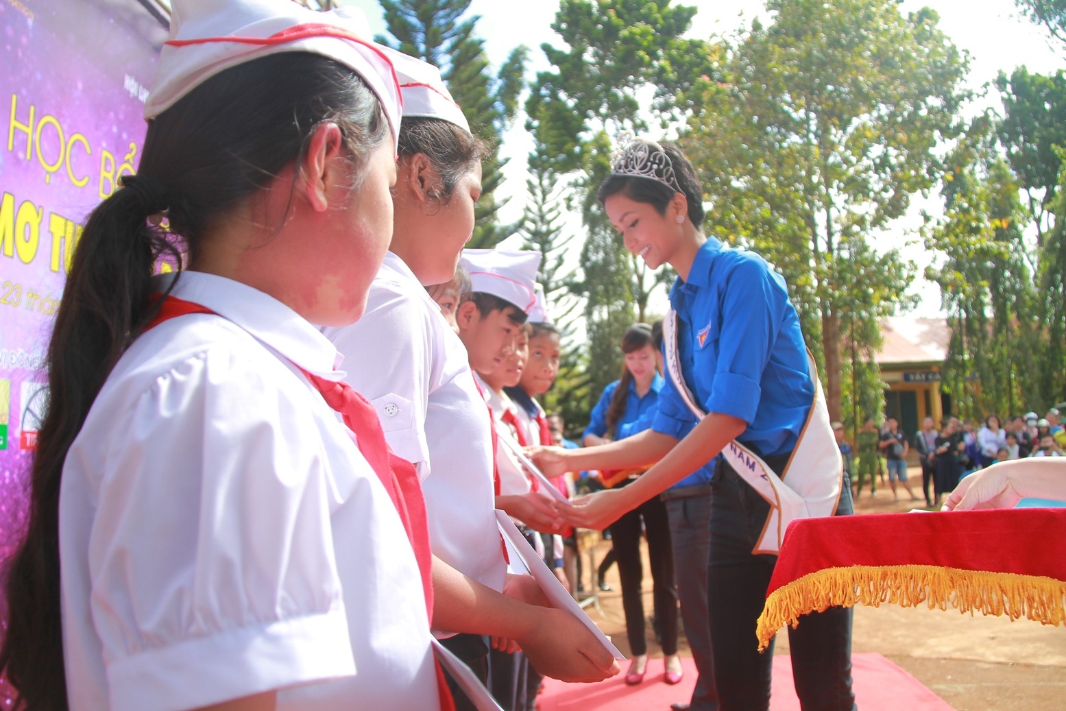 H'Hen mong muốn các em học sinh cố gắng chăm học để chắp cánh ước mơ.