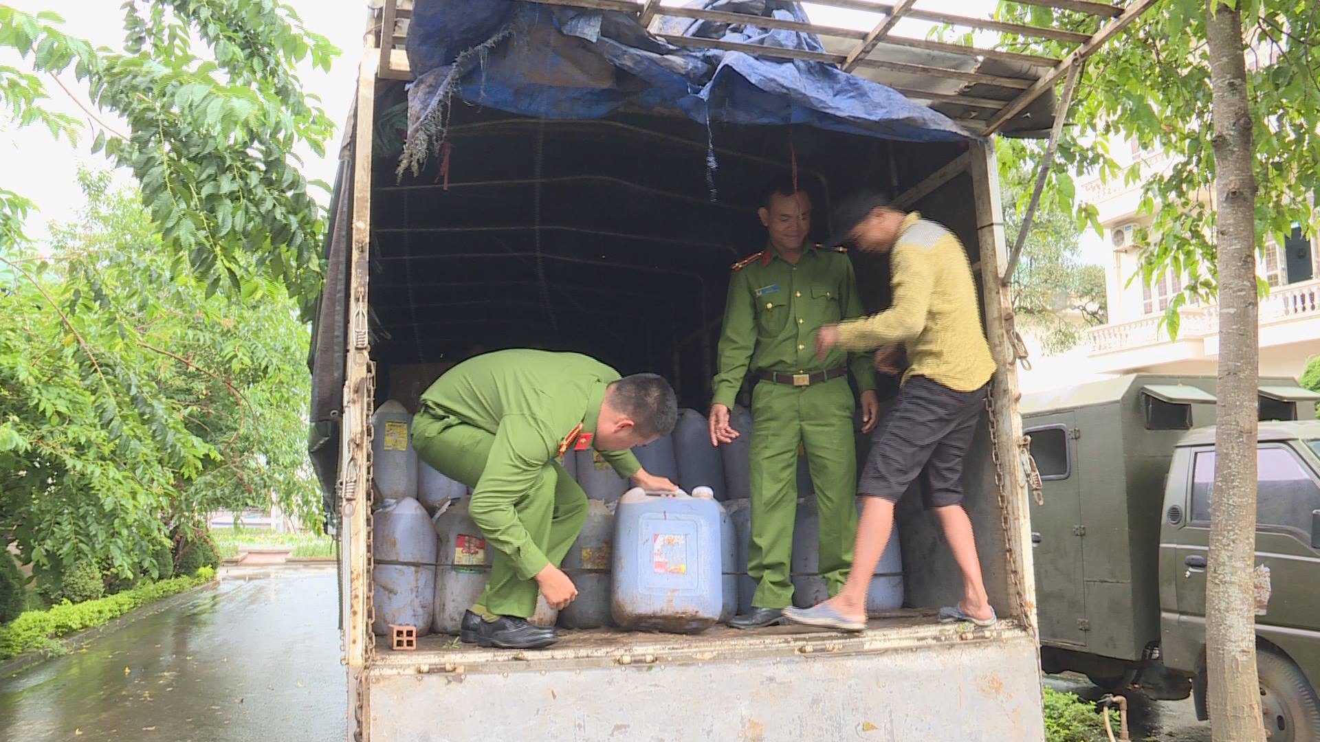 An ninh - Hình sự - Đắk Lắk: Bắt xe tải chở hơn 6.000 lít dầu ăn thải đi tái chế