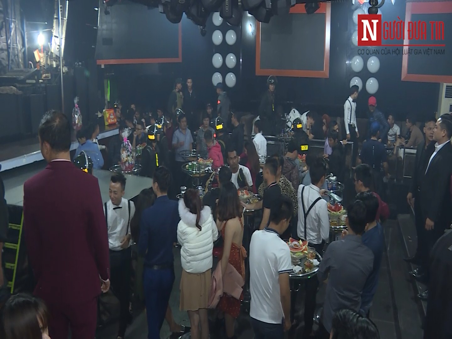 An ninh - H&igrave;nh sự - Đột k&iacute;ch 2 qu&aacute;n bar ph&aacute;t hiện h&agrave;ng chục thanh ni&ecirc;n nhảy m&uacute;a đi&ecirc;n loạn