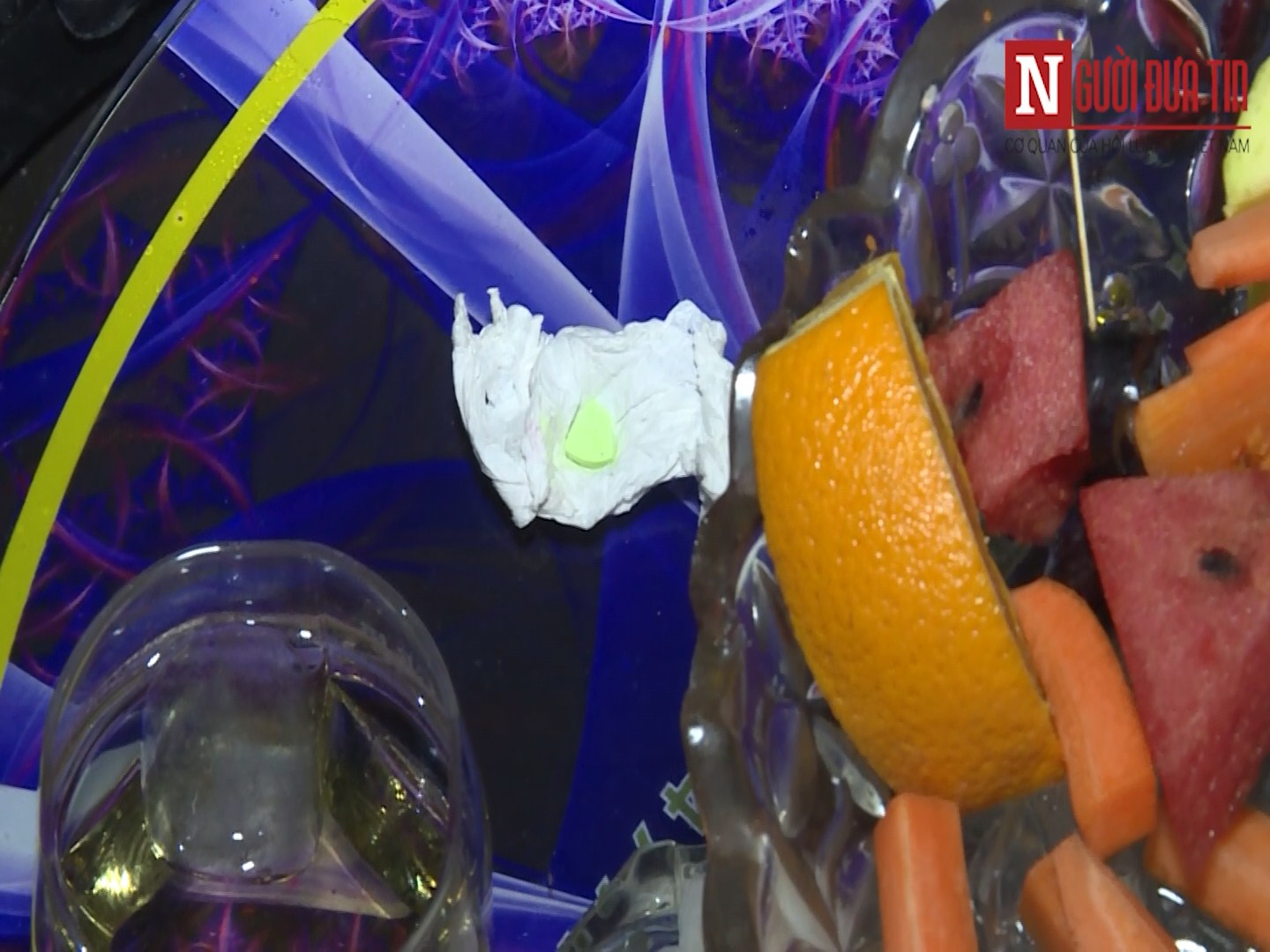 An ninh - H&igrave;nh sự - Đột k&iacute;ch 2 qu&aacute;n bar ph&aacute;t hiện h&agrave;ng chục thanh ni&ecirc;n nhảy m&uacute;a đi&ecirc;n loạn (H&igrave;nh 2).