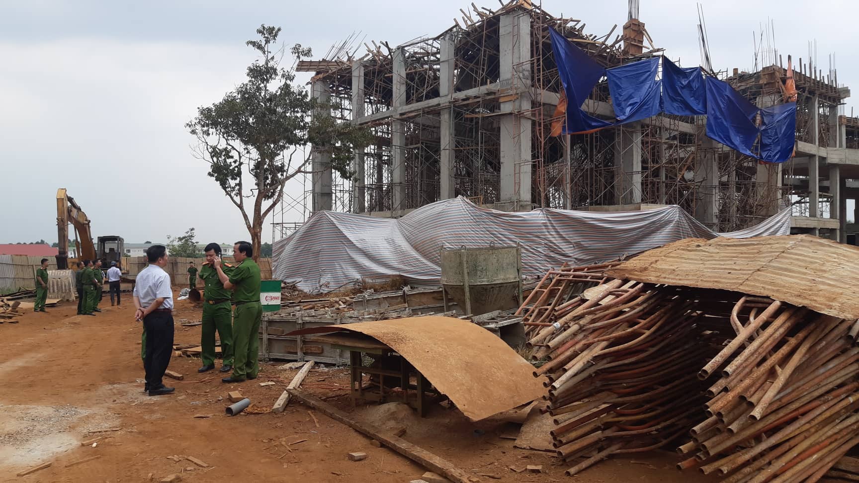 Tin nhanh - Đắk Lắk: Sập công trình giáo, bê tông tươi 8 người nhập viện cấp cứu (Hình 2).