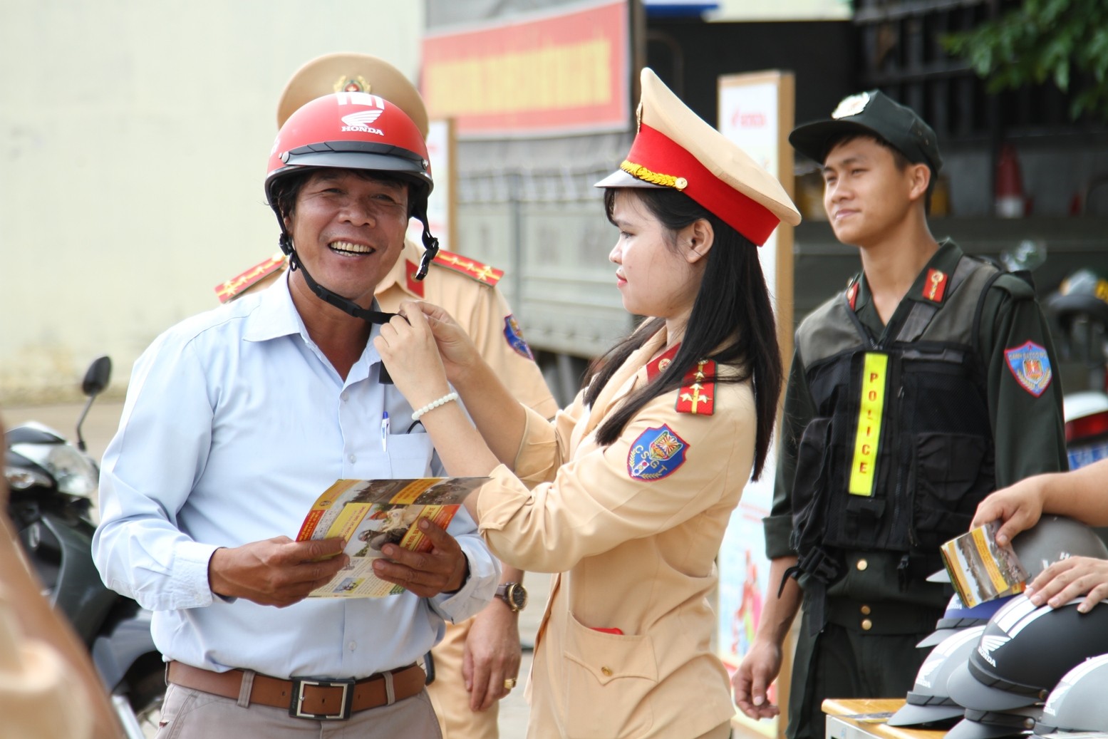 Tin nhanh - Đắk Lắk: Đổi hàng ngàn mũ bảo hiểm đạt chuẩn cho người dân (Hình 2).