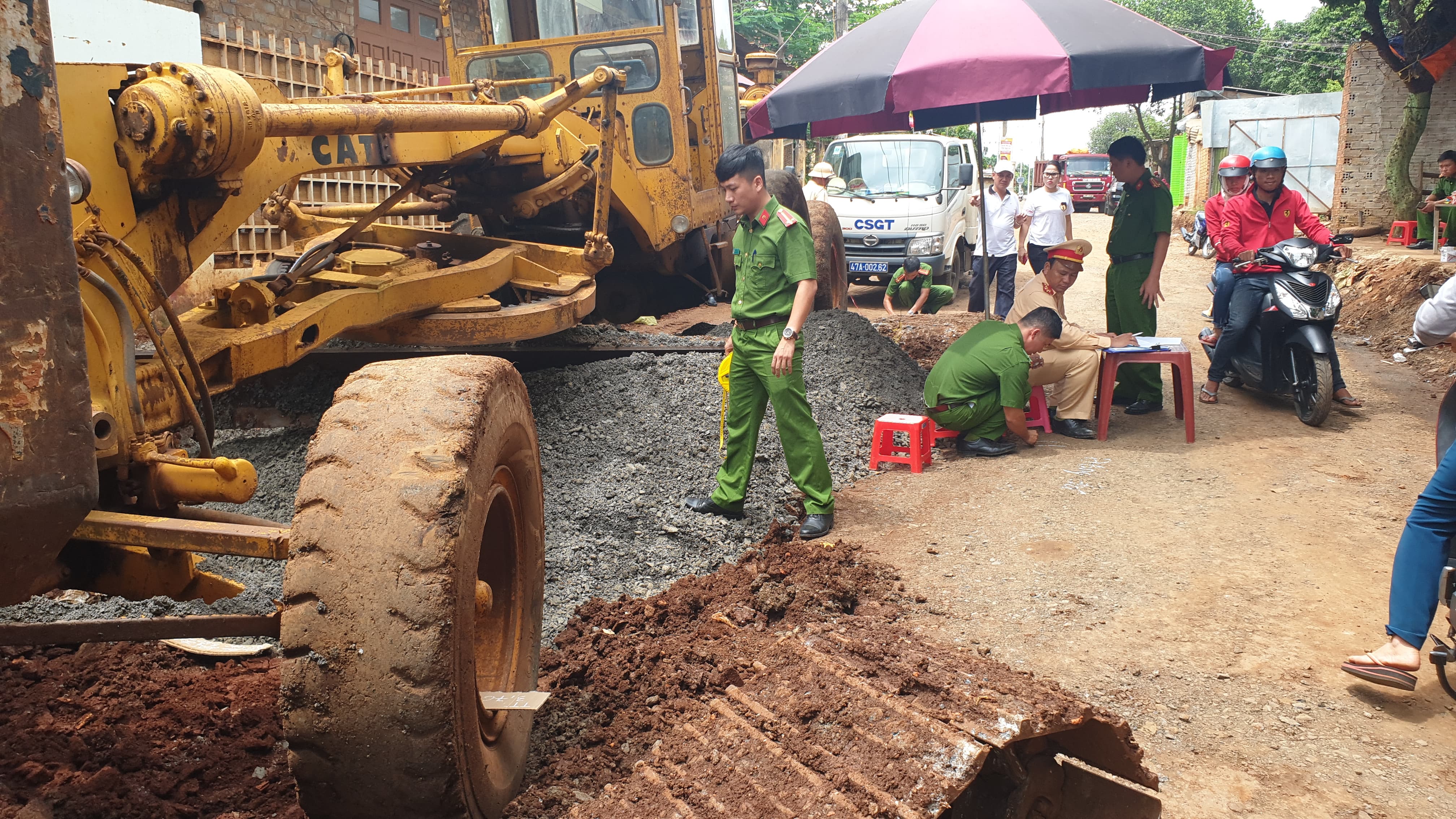 Tin nhanh - Trung tá công an tử vong vì bị xe ban đất cán qua (Hình 2).