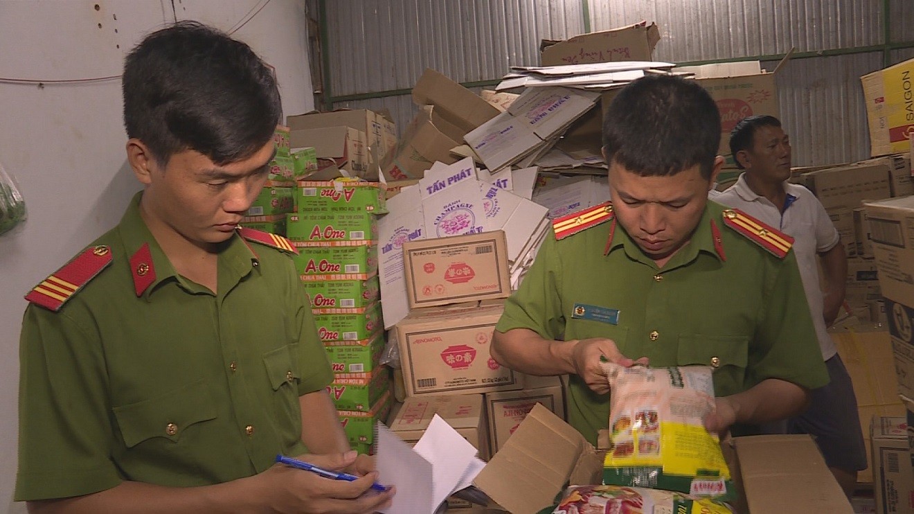 Hồ sơ điều tra - Khởi tố, tạm giam đối tượng bán hơn 11 tấn hạt nêm Knorr và bột ngọt giả cho một chủ kho hàng ở Đắk Lắk